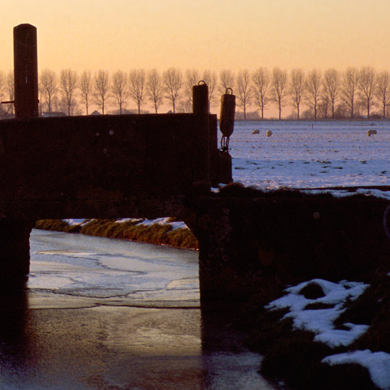 De Kleine Waterling van de Beetskoog bij een winterse zonsondergang, met een van de bruggetjes