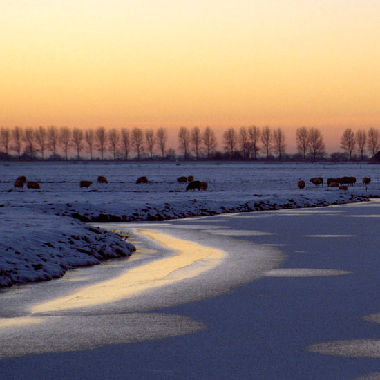 Bevroren Waterling westwaarts vanaf de brug in de Beetskoog, ruim na zonsondergang