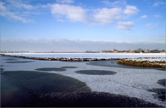 Winterpanorama van Oudendijk over de Waterling in de Beetskoog, helaas bij naderende dooi