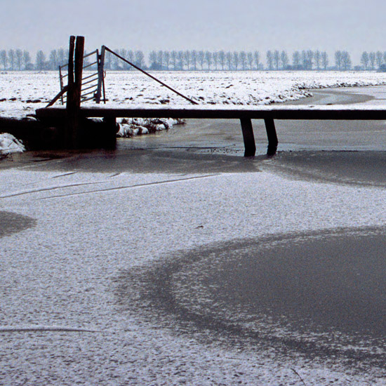 Zoom: Brug over de bevroren Waterling in de Beetskoog bij invallende dooi
