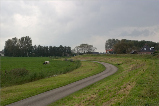 De Beetskoogkade in Oudendijk vanaf tegenover de Lange Weide, op een grijze oktoberdag