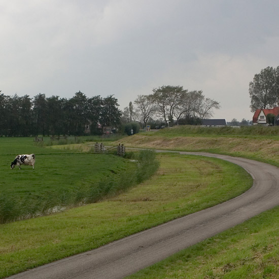 Zoom: De Beetskoogkade in Oudendijk vanaf tegenover de Lange Weide, op een grijze oktoberdag