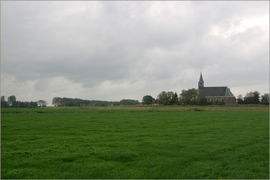 Het kerkje van Oudendijk vanuit de Beetskoog op een grijze oktoberdag