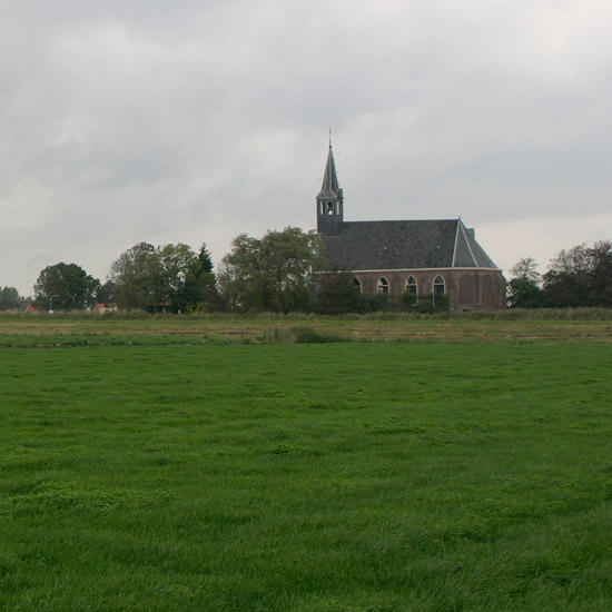 Het kerkje van Oudendijk vanuit de Beetskoog op een grijze oktoberdag