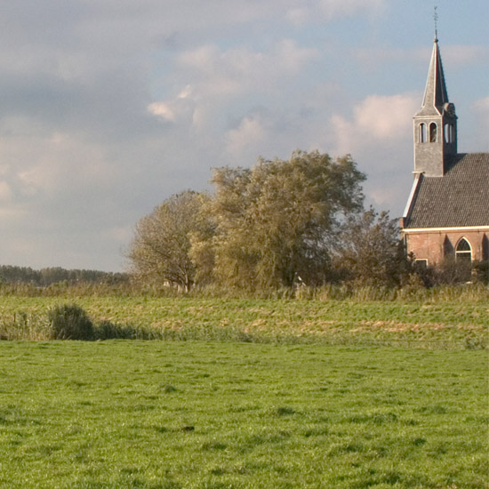 Het kerkje van Oudendijk in de oktoberzon, vanuit de Beetskoog