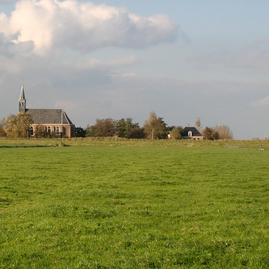 Het kerkje van Oudendijk en wat er omheen ligt in de oktoberzon vanuit de Beetskoog