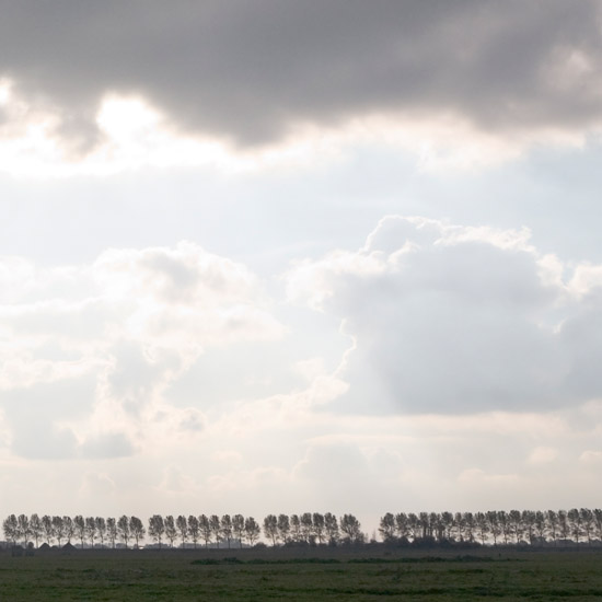 Zoom: Wolk boven de Beetskoog en verblindend oktoberlicht achter de populieren op de Beemsterdijk
