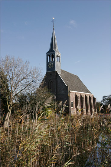 Het scheve kerkje van Oudendijk op een zonnige zondagochtend in november