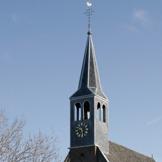 Zoom: Het scheve kerkje van Oudendijk op een zonnige zondagochtend in november