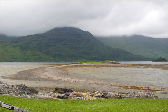 Tide going out: the semicircular bank between Barisdale landing point and Eilean Choinnich (Cemetery Island)